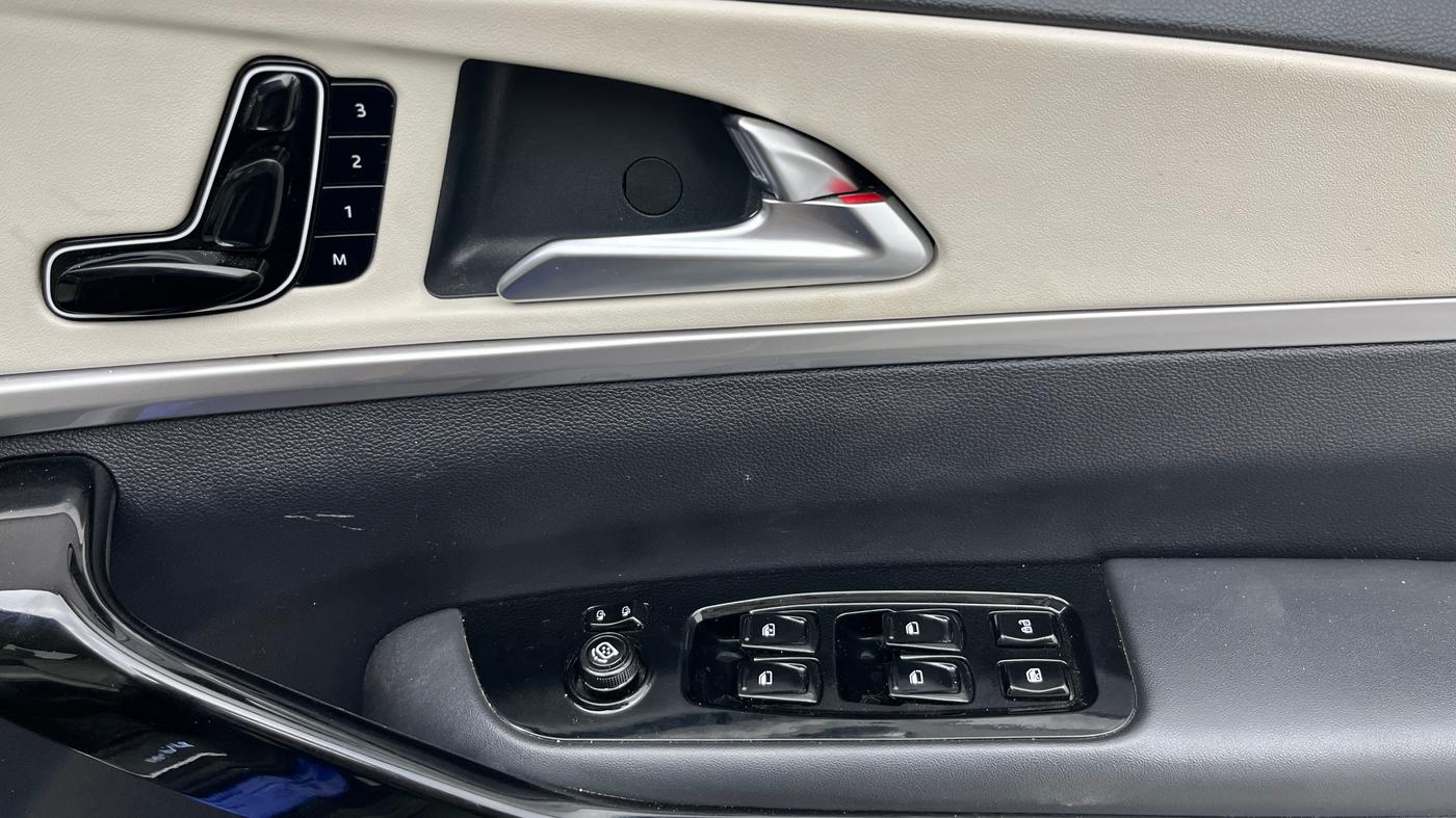2024 Mahindra XUV700 AX 7 LUXURY D AT 7 STR, Diesel, Automatic, 61,742 km, Driver Side Door Panels Control