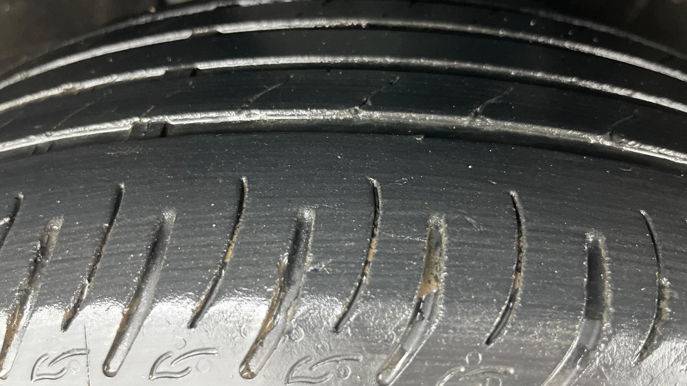 2024 Mahindra XUV700 AX 7 LUXURY D AT 7 STR, Diesel, Automatic, 61,742 km, Right Front Tyre Tread