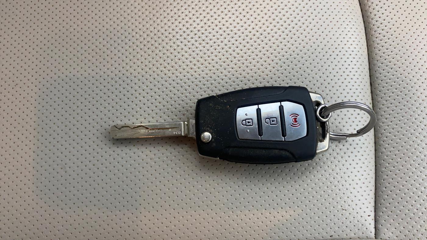 2021 Mahindra XUV300 W8 (O) 1.5 DIESEL AMT, Diesel, Automatic, 1,23,050 km, Key Close Up