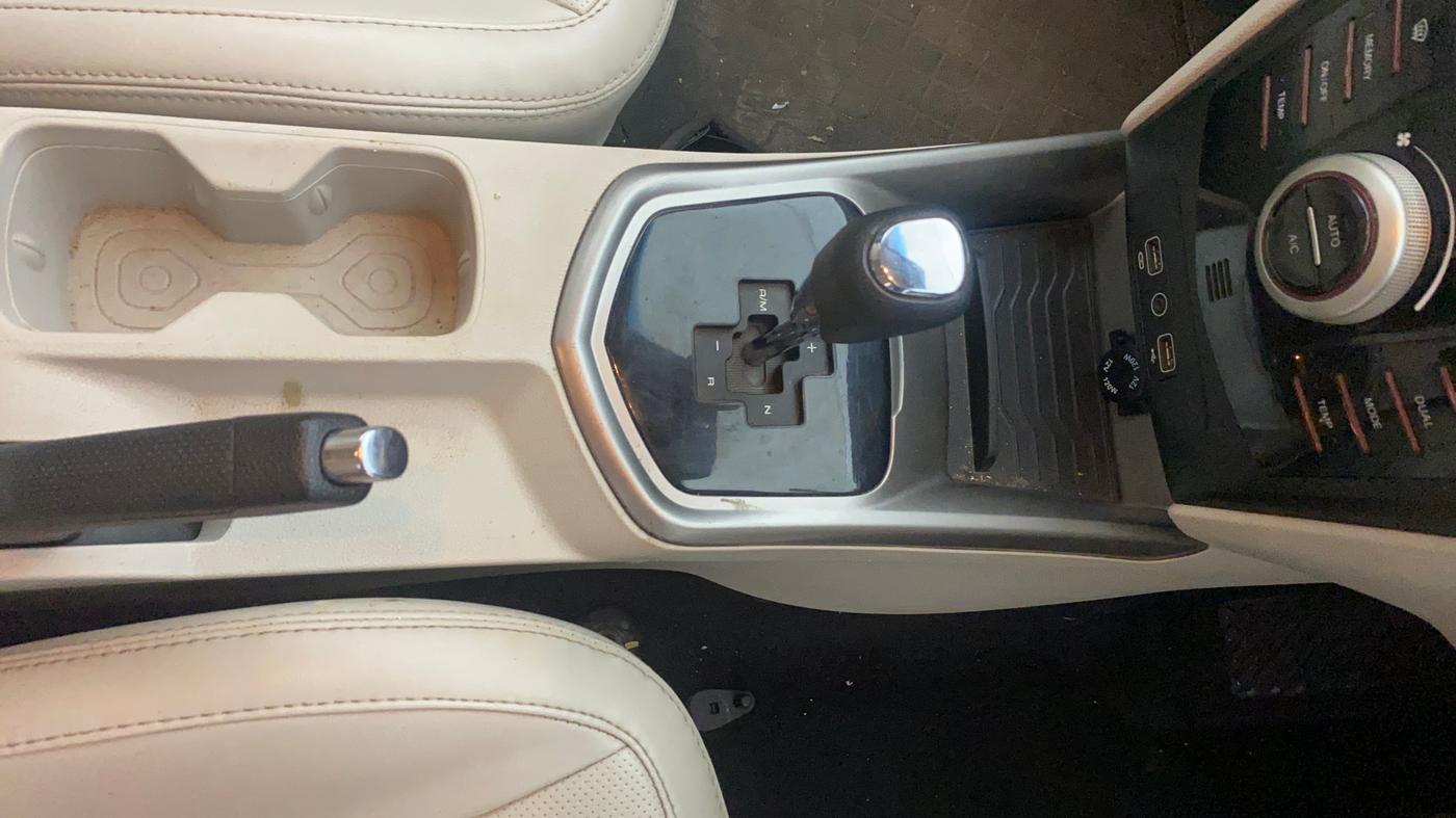 2021 Mahindra XUV300 W8 (O) 1.5 DIESEL AMT, Diesel, Automatic, 1,23,050 km, Gear Lever