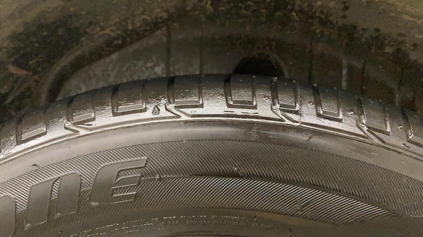 2021 Mahindra XUV300 W8 (O) 1.5 DIESEL AMT, Diesel, Automatic, 1,23,050 km, Left Rear Tyre Tread