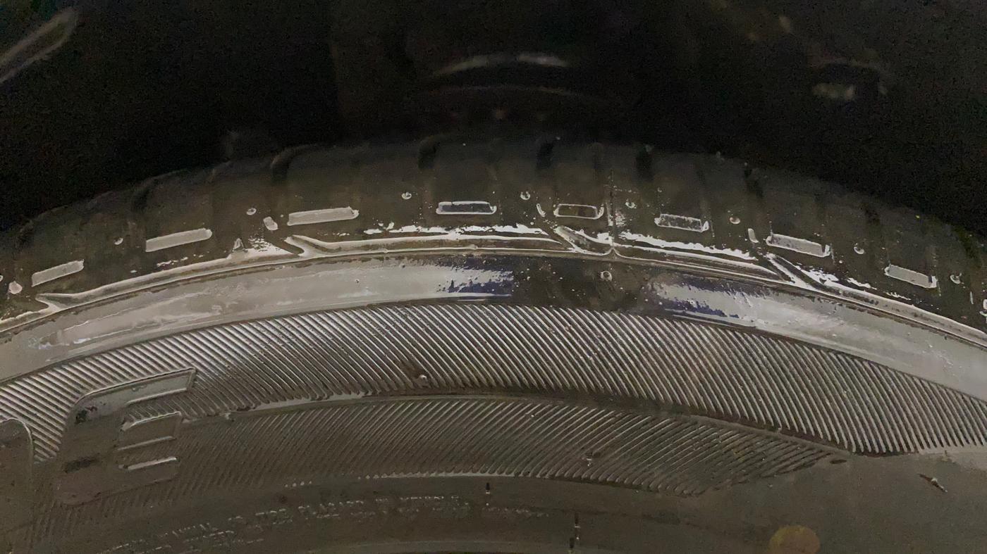 2021 Mahindra XUV300 W8 (O) 1.5 DIESEL AMT, Diesel, Automatic, 1,23,050 km, Right Front Tyre Tread