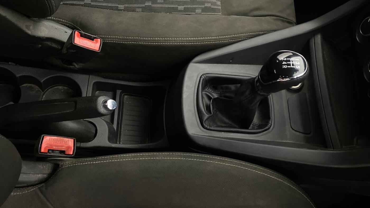 2015 Ford New Figo TREND 1.2 PETROL, Petrol, Manual, 35,120 km, Gear Lever