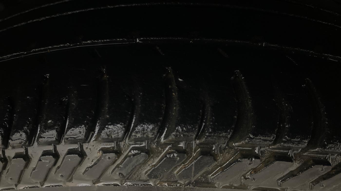 2015 Ford New Figo TREND 1.2 PETROL, Petrol, Manual, 35,120 km, Right Front Tyre Tread