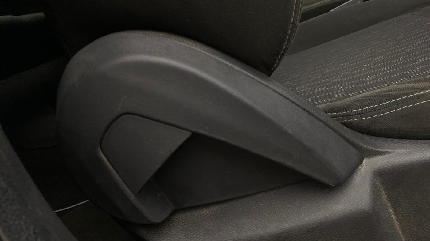 2015 Ford New Figo TREND 1.2 PETROL, Petrol, Manual, 35,120 km, Driver Side Adjustment Panel