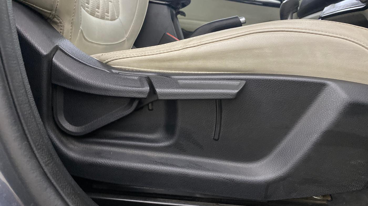 2019 KIA SELTOS HTX 1.5 PETROL, Petrol, Manual, 1,03,374 km, Driver Side Adjustment Panel