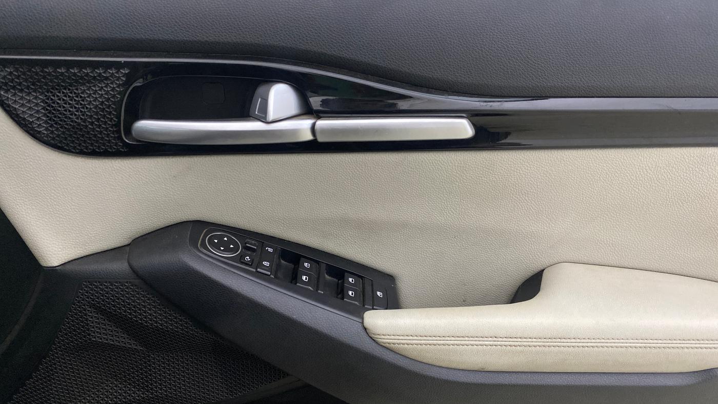 2019 KIA SELTOS HTX 1.5 PETROL, Petrol, Manual, 1,03,374 km, Driver Side Door Panels Control