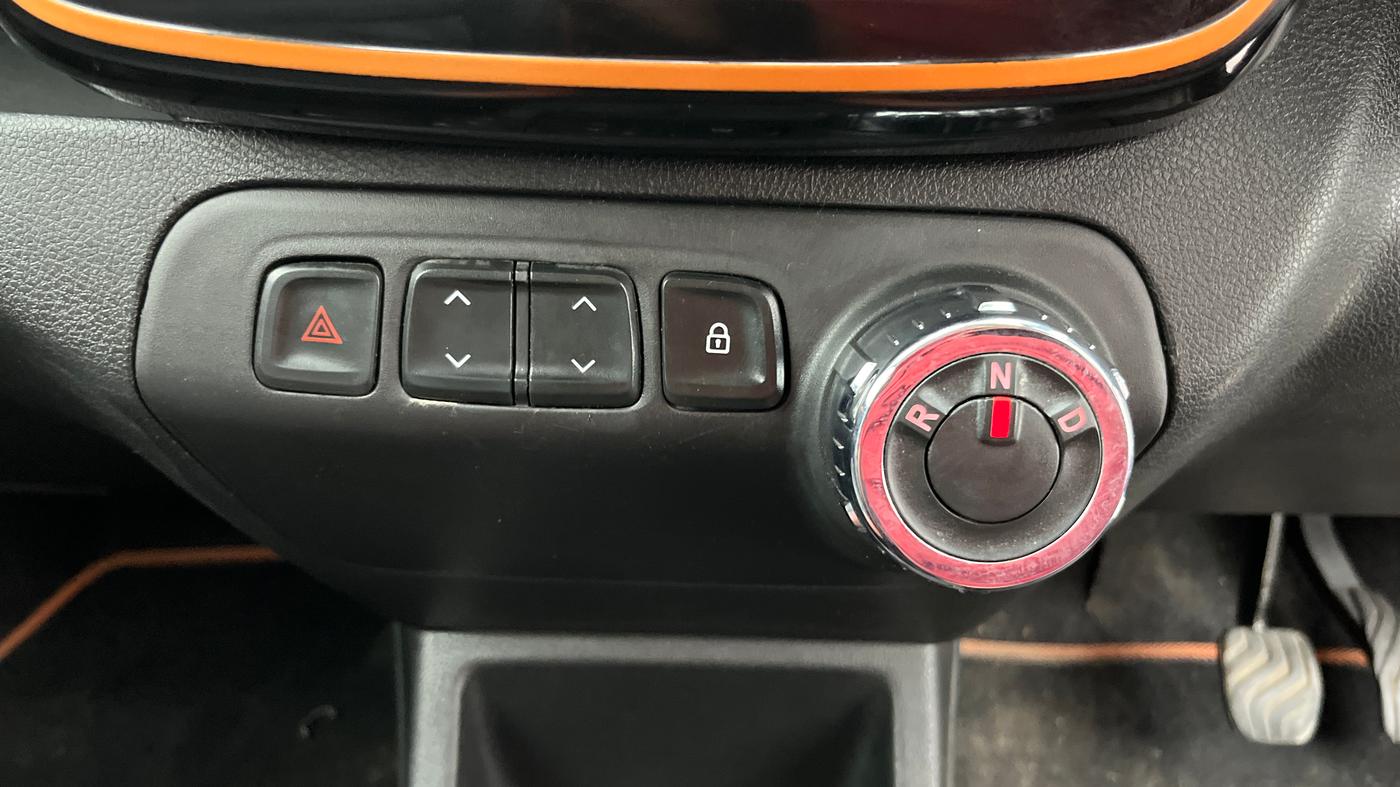 2017 Renault Kwid CLIMBER 1.0 AMT, Petrol, Automatic, 30,014 km, Gear Lever