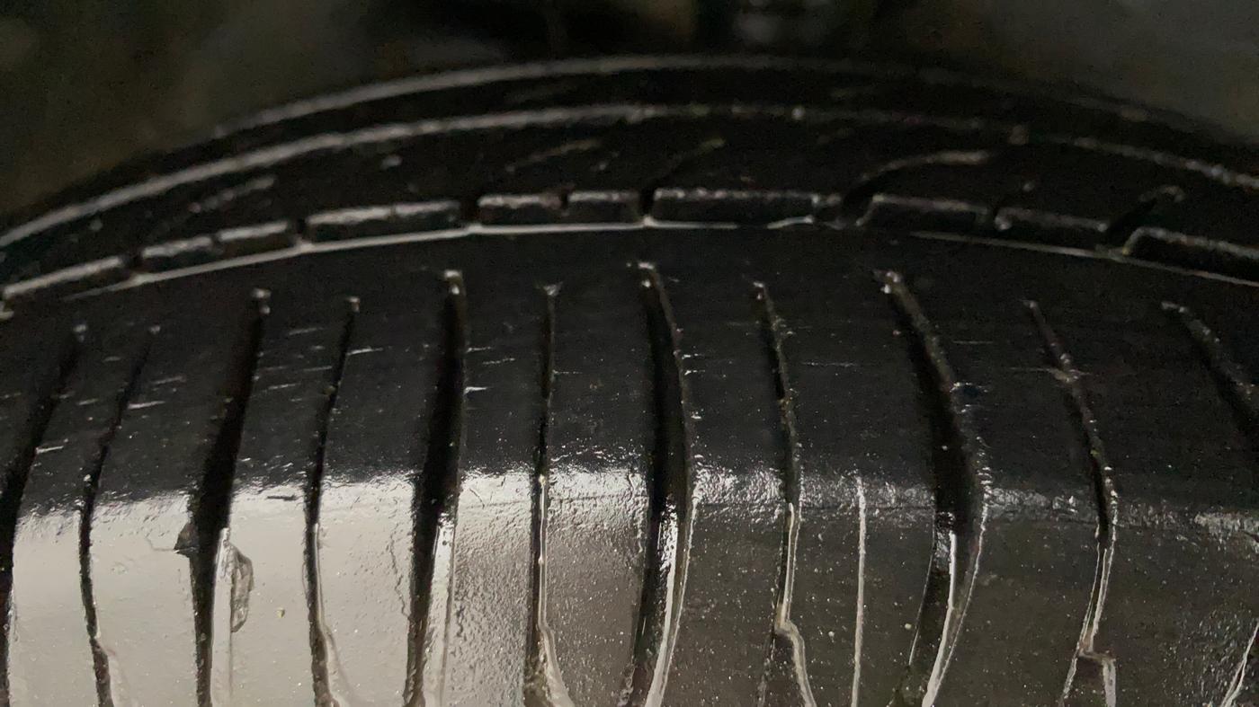 2011 Maruti Wagon R 1.0 VXI, Petrol, Manual, 57,488 km, Right Front Tyre Tread