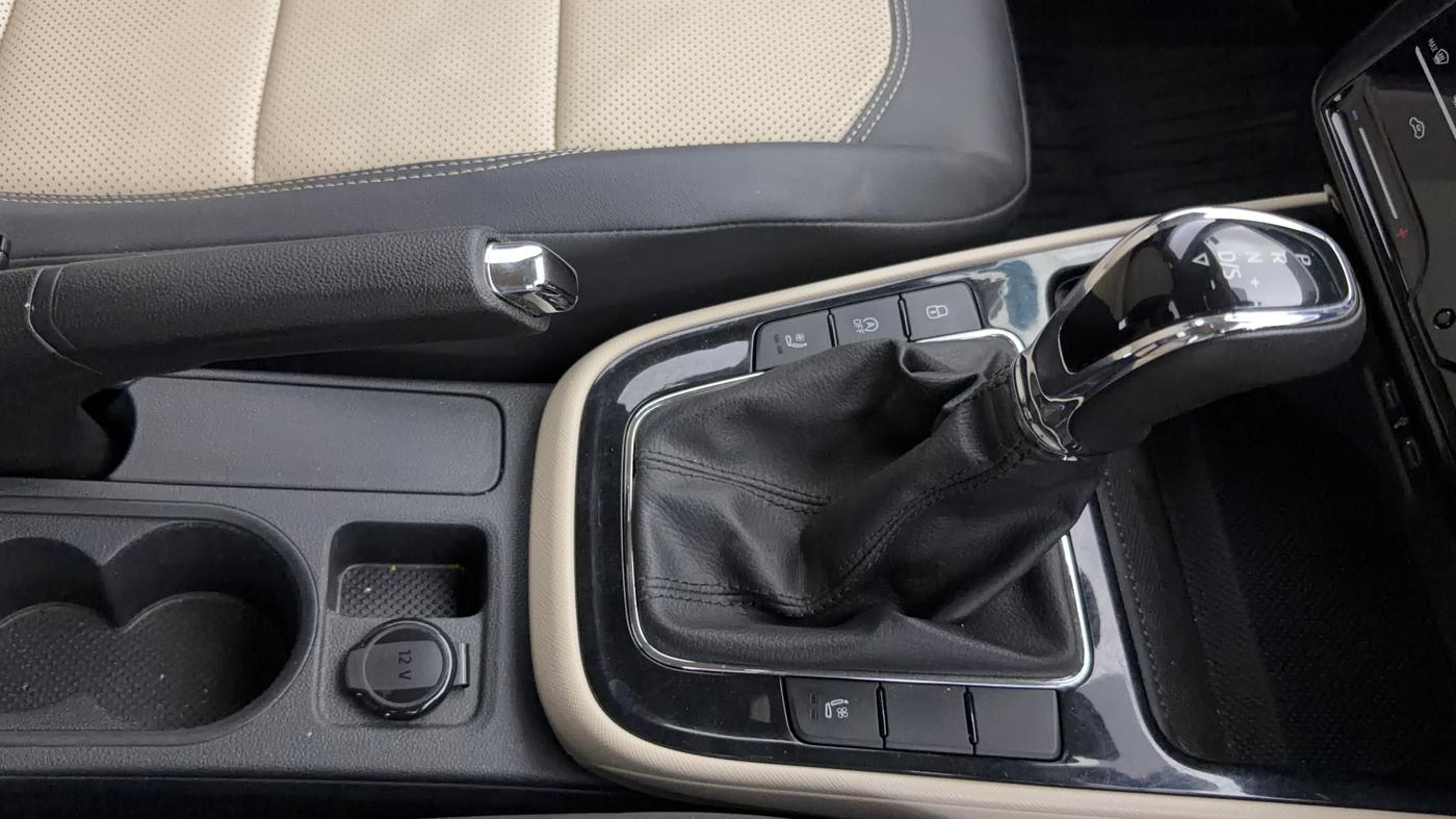 2023 Skoda SLAVIA STYLE 1.5L TSI DSG, Petrol, Automatic, 22,373 km, Gear Lever