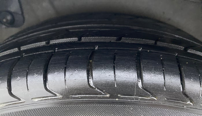 2014 Hyundai Verna FLUIDIC 1.6 CRDI SX, Diesel, Manual, 1,14,918 km, Right Rear Tyre Tread