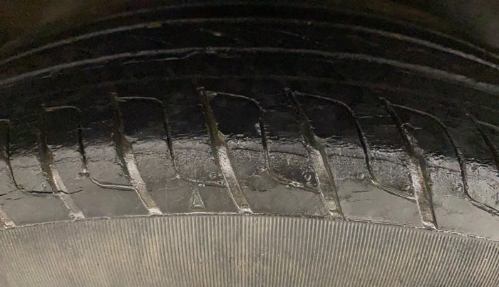 2013 Maruti Ertiga ZDI, Diesel, Manual, 1,21,628 km, Right Rear Tyre Tread