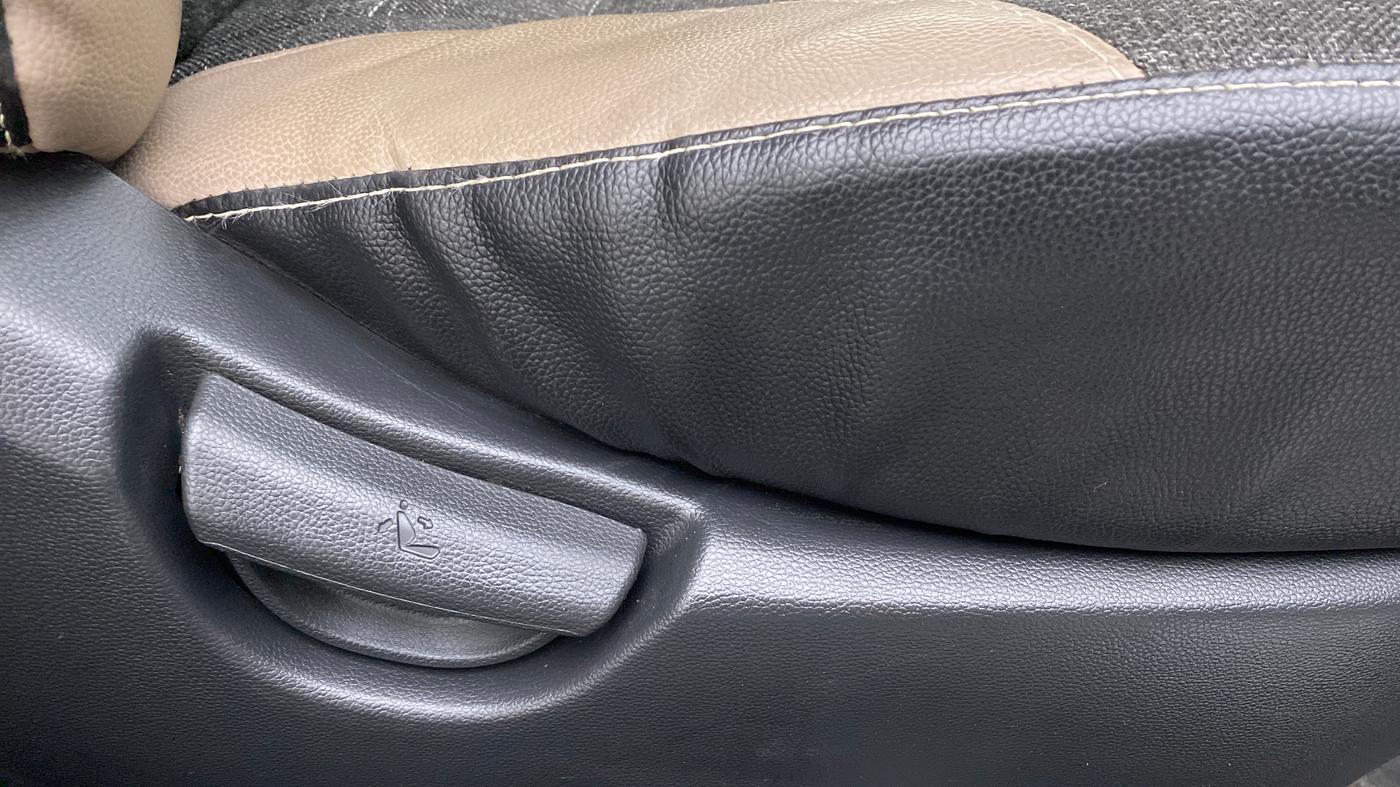 2018 Hyundai Grand i10 MAGNA AT 1.2 KAPPA VTVT, Petrol, Automatic, 37,383 km, Driver Side Adjustment Panel
