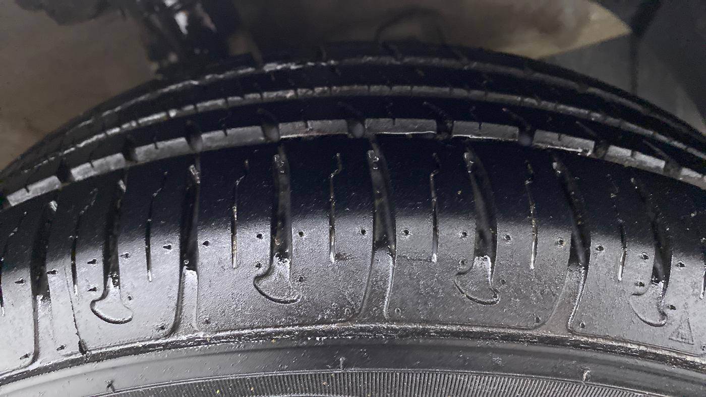 2018 Hyundai Grand i10 MAGNA AT 1.2 KAPPA VTVT, Petrol, Automatic, 37,383 km, Right Front Tyre Tread