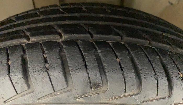 2018 Renault Kwid RXL, CNG, Manual, 47,435 km, Left Front Tyre Tread