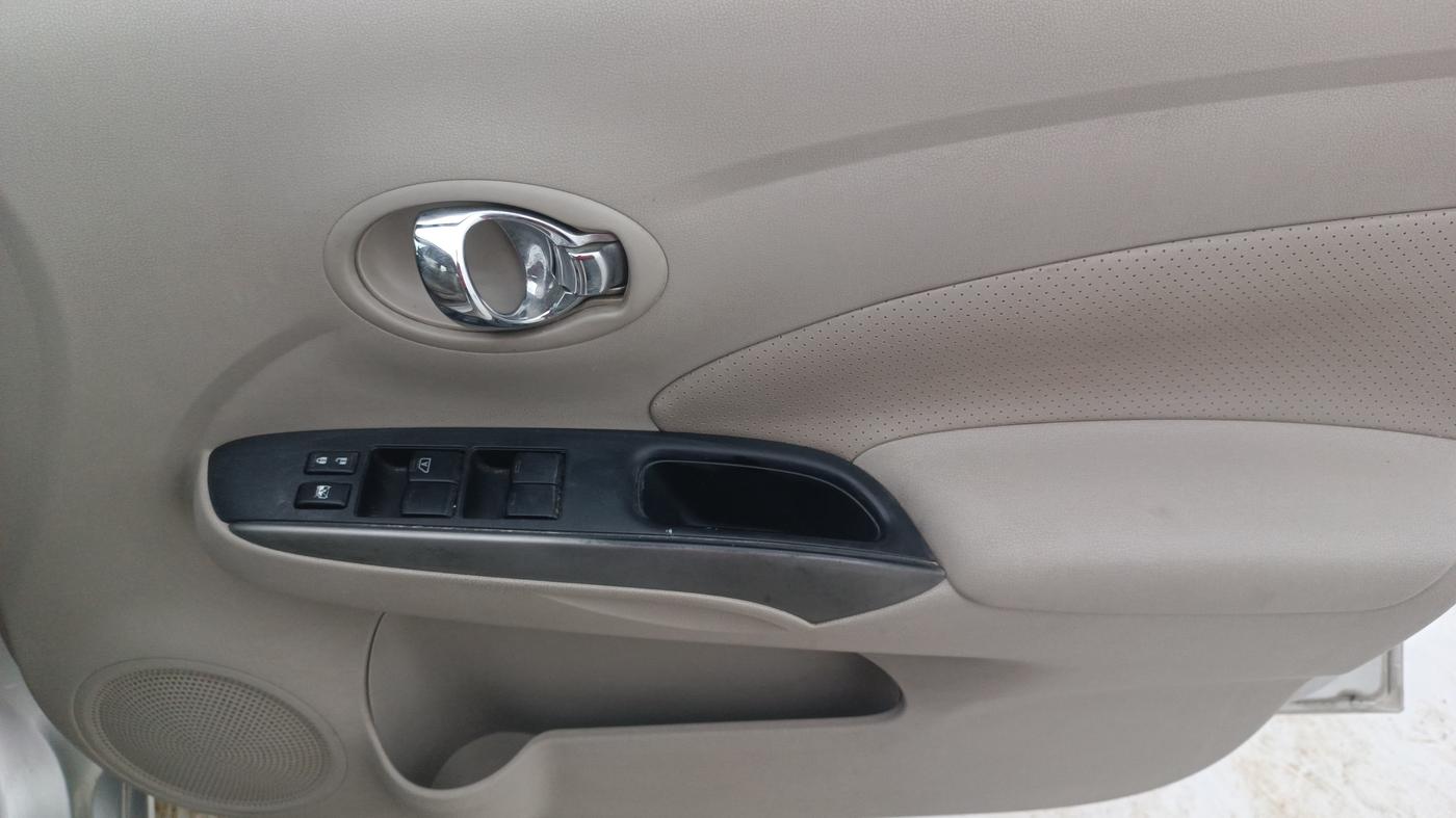 2013 Renault Scala RXZ DIESEL, Diesel, Manual, 84,071 km, Driver Side Door Panels Control