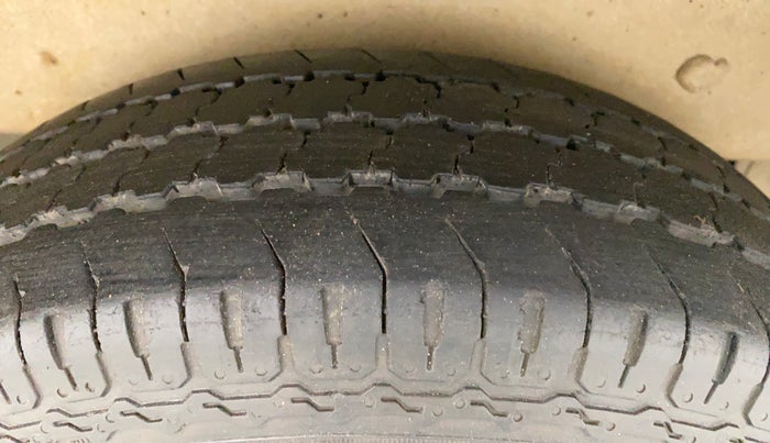 2016 Maruti Omni 5 STR, Petrol, Manual, 17,602 km, Right Rear Tyre Tread