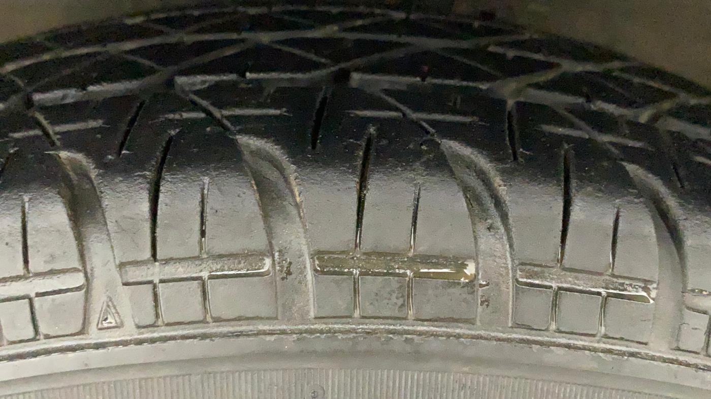 2015 Maruti Swift LXI (O), Petrol, Manual, 71,610 km, Left Front Tyre Tread