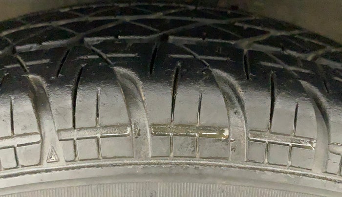 2015 Maruti Swift LXI (O), Petrol, Manual, 71,610 km, Left Front Tyre Tread