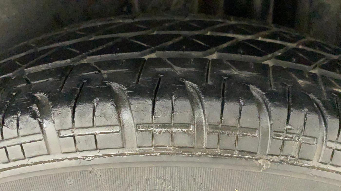 2015 Maruti Swift LXI (O), Petrol, Manual, 71,610 km, Left Rear Tyre Tread