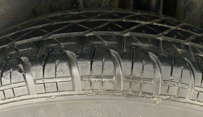 2015 Maruti Swift LXI (O), Petrol, Manual, 71,610 km, Left Rear Tyre Tread