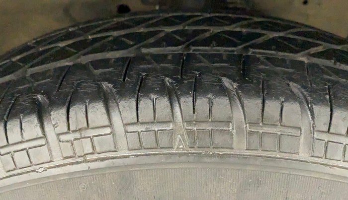 2015 Maruti Swift LXI (O), Petrol, Manual, 71,610 km, Right Front Tyre Tread