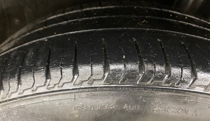 2013 Volkswagen Polo HIGHLINE DIESEL, Diesel, Manual, 1,41,737 km, Left Rear Tyre Tread