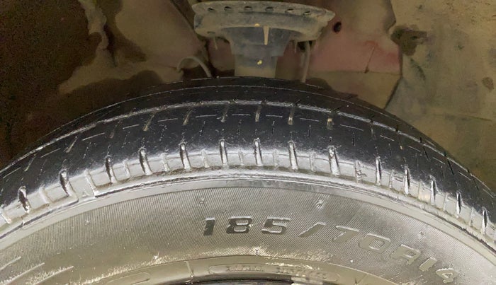 2015 Hyundai Elite i20 SPORTZ 1.4 CRDI, Diesel, Manual, 1,01,108 km, Right Front Tyre Tread