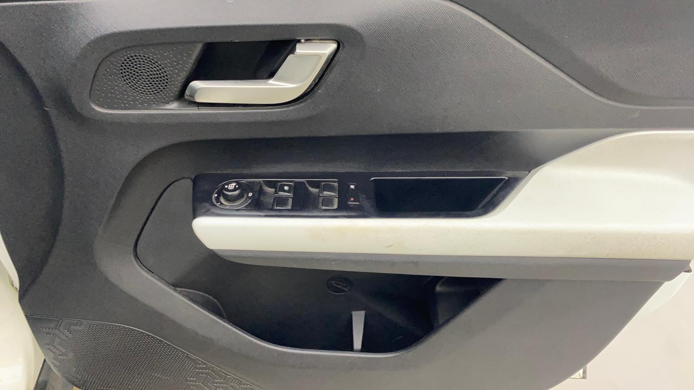 2021 Tata PUNCH CREATIVE  1.2 RTN DUAL TONE, Petrol, Manual, 37,553 km, Driver Side Door Panels Control