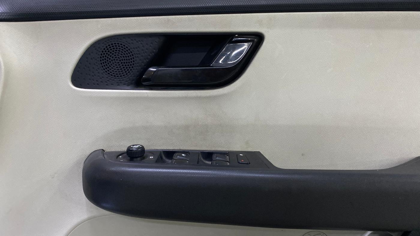 2021 Tata ALTROZ XT PETROL, Petrol, Manual, 36,133 km, Driver Side Door Panels Control