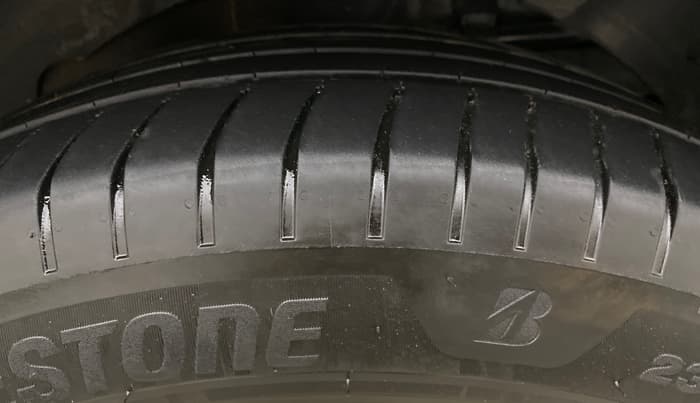 2021 Mahindra XUV500 W11, Diesel, Manual, 84,886 km, Left Rear Tyre Tread