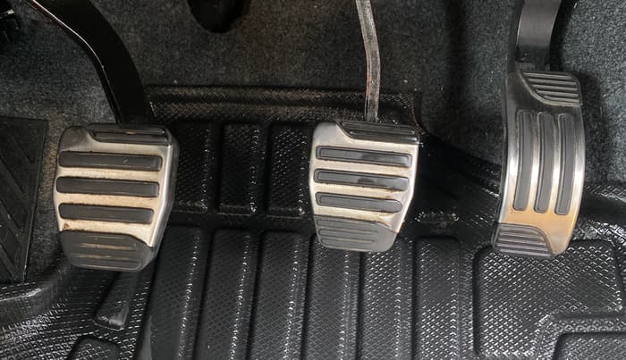 2021 Mahindra XUV500 W11, Diesel, Manual, 84,886 km, Pedals