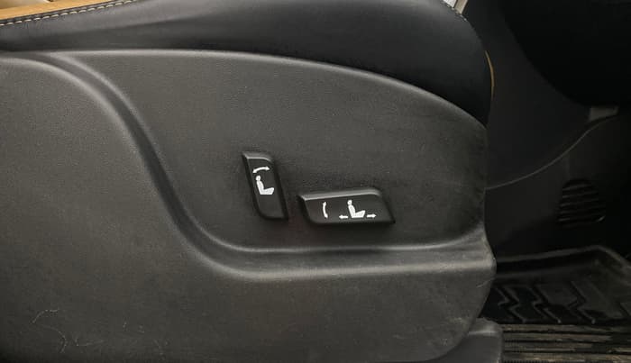 2021 Mahindra XUV500 W11, Diesel, Manual, 84,886 km, Driver Side Adjustment Panel