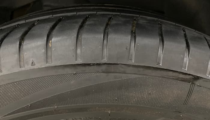 2021 Mahindra XUV500 W11, Diesel, Manual, 84,886 km, Right Rear Tyre Tread