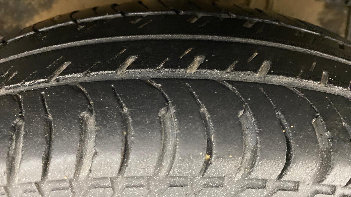 2016 Maruti Swift VXI OPT, Petrol, Manual, 37,214 km, Right Front Tyre Tread
