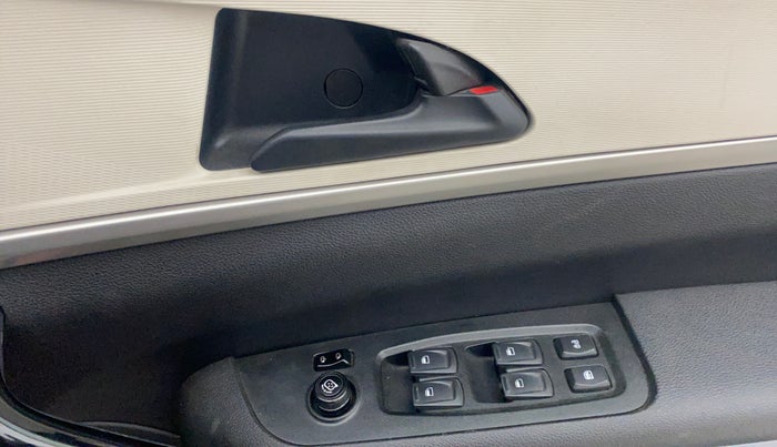 2023 Mahindra XUV700 AX 5 D MT 7 STR, Diesel, Manual, 39,064 km, Driver Side Door Panels Control