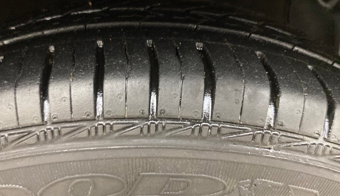 2014 Hyundai Grand i10 SPORTZ 1.2 KAPPA VTVT, Petrol, Manual, 73,755 km, Right Front Tyre Tread