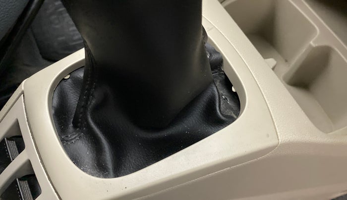 2019 Maruti Alto LXI O, Petrol, Manual, 26,485 km, Gear lever - Boot cover slightly torn