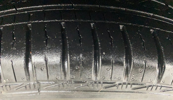 2014 Honda Brio VX MT, Petrol, Manual, 22,860 km, Left Front Tyre Tread