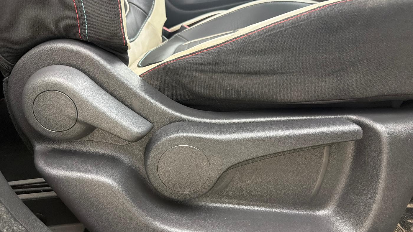 2018 Renault Captur RXT PETROL DUAL TONE, Petrol, Manual, 58,516 km, Driver Side Adjustment Panel