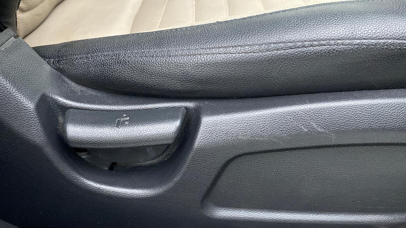 2018 Hyundai Elite i20 Magna Executive 1.2, Petrol, Manual, 21,387 km, Driver Side Adjustment Panel