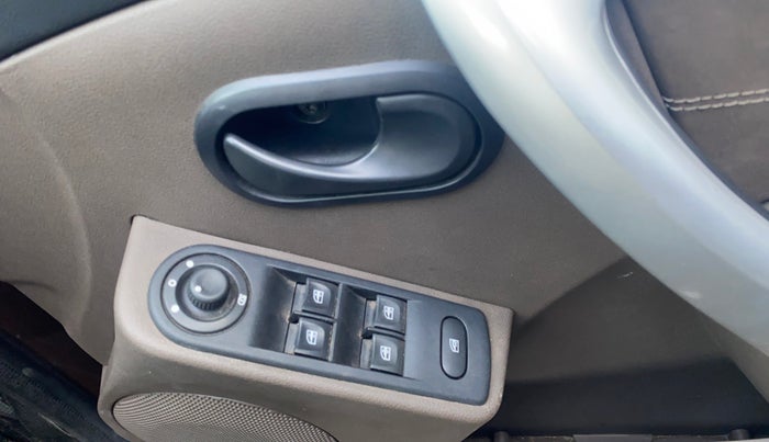 2016 Renault Duster RXL PETROL, Petrol, Manual, 52,815 km, Driver Side Door Panels Control