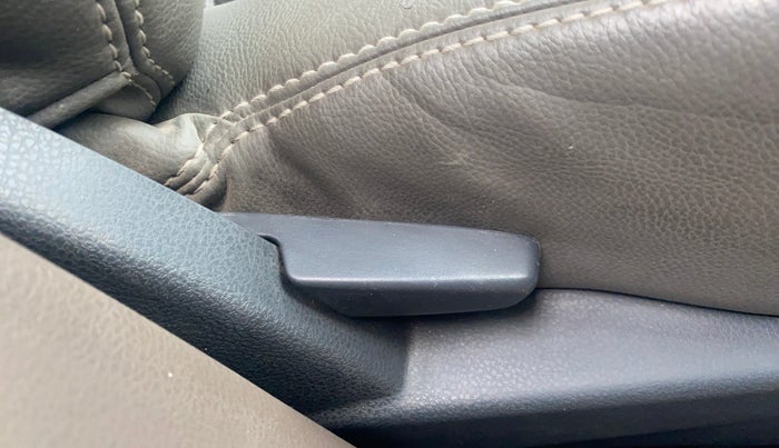 2016 Renault Duster RXL PETROL, Petrol, Manual, 52,815 km, Driver Side Adjustment Panel