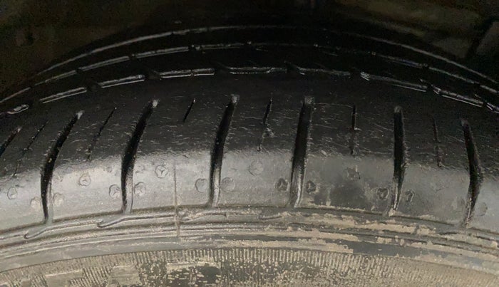 2019 Maruti Ciaz ALPHA  AT 1.5 SHVS PETROL, Petrol, Automatic, 35,780 km, Right Front Tyre Tread