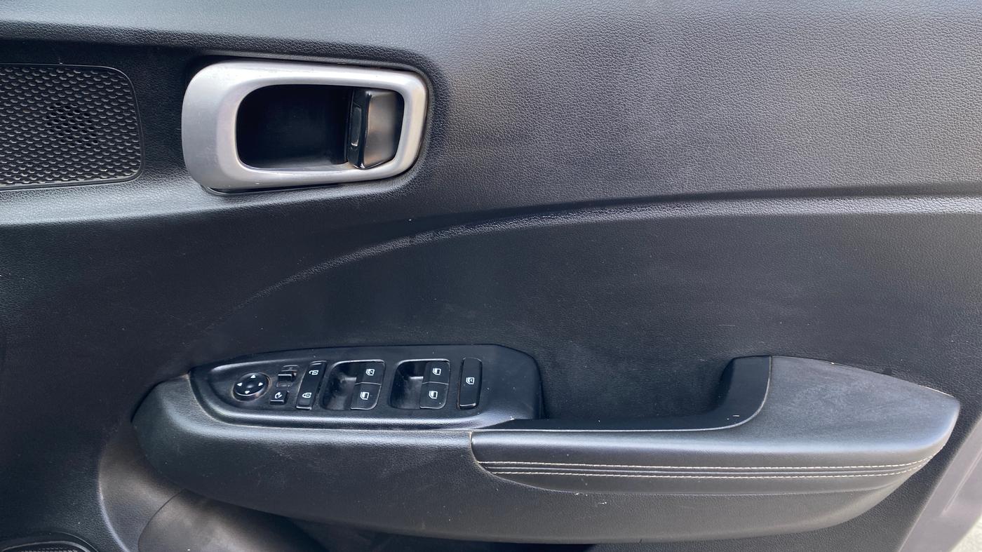 2020 Hyundai VENUE SX 1.0 (O) TURBO, Petrol, Manual, 1,16,800 km, Driver Side Door Panels Control