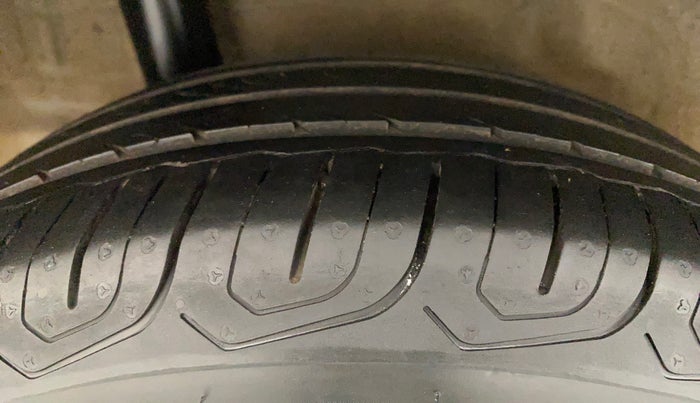 2016 Honda Brio S MT, Petrol, Manual, 79,289 km, Right Rear Tyre Tread