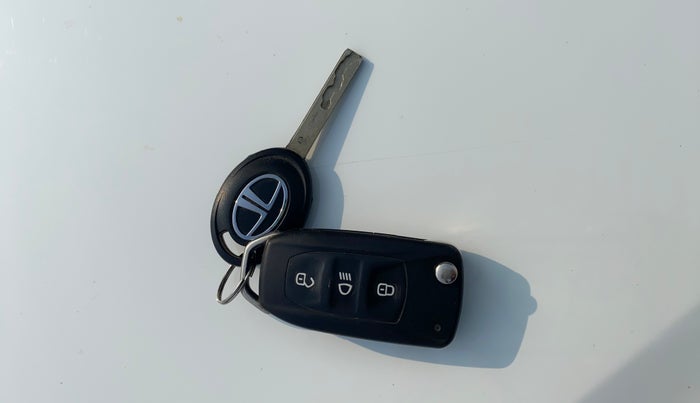 2021 Tata NEXON XM SUNROOF PETROL, Petrol, Manual, 44,740 km, Key Close Up