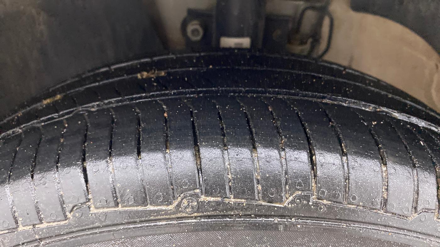 2018 Volkswagen Polo COMFORTLINE 1.0L MPI, Petrol, Manual, 1,01,739 km, Left Front Tyre Tread