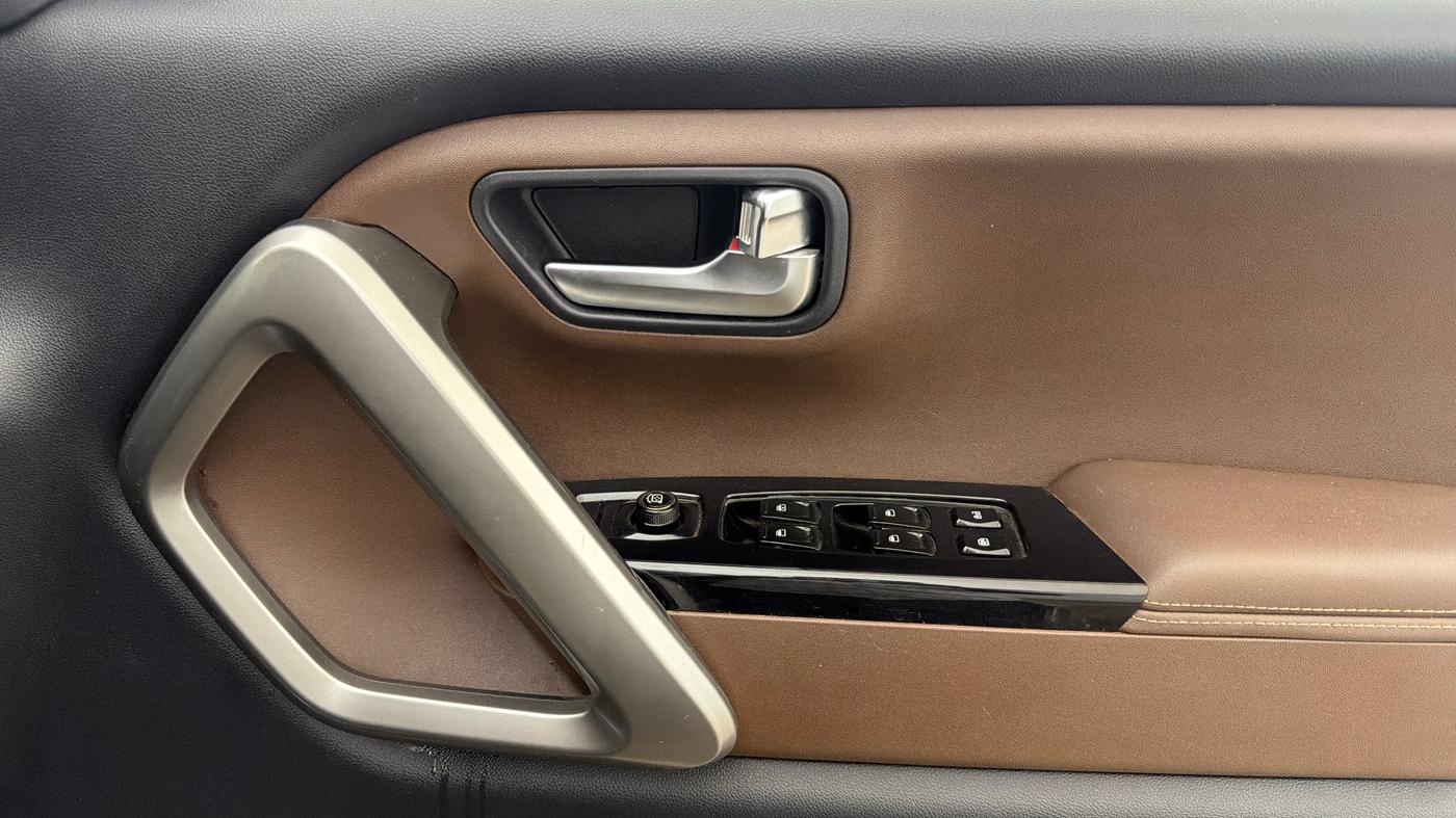2025 Mahindra SCORPIO-N Z8 Select Petrol MT, Petrol, Manual, 5,055 km, Driver Side Door Panels Control