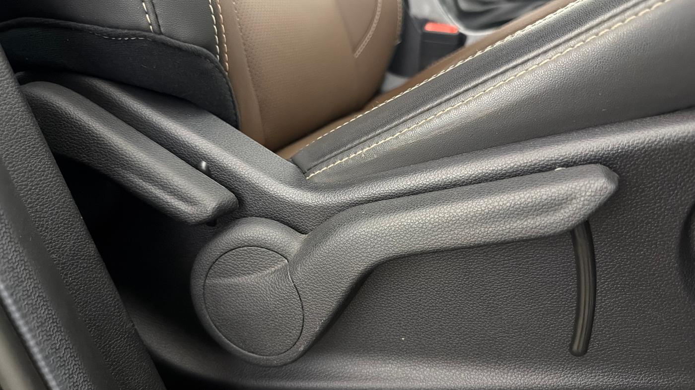 2025 Mahindra SCORPIO-N Z8 Select Petrol MT, Petrol, Manual, 5,055 km, Driver Side Adjustment Panel